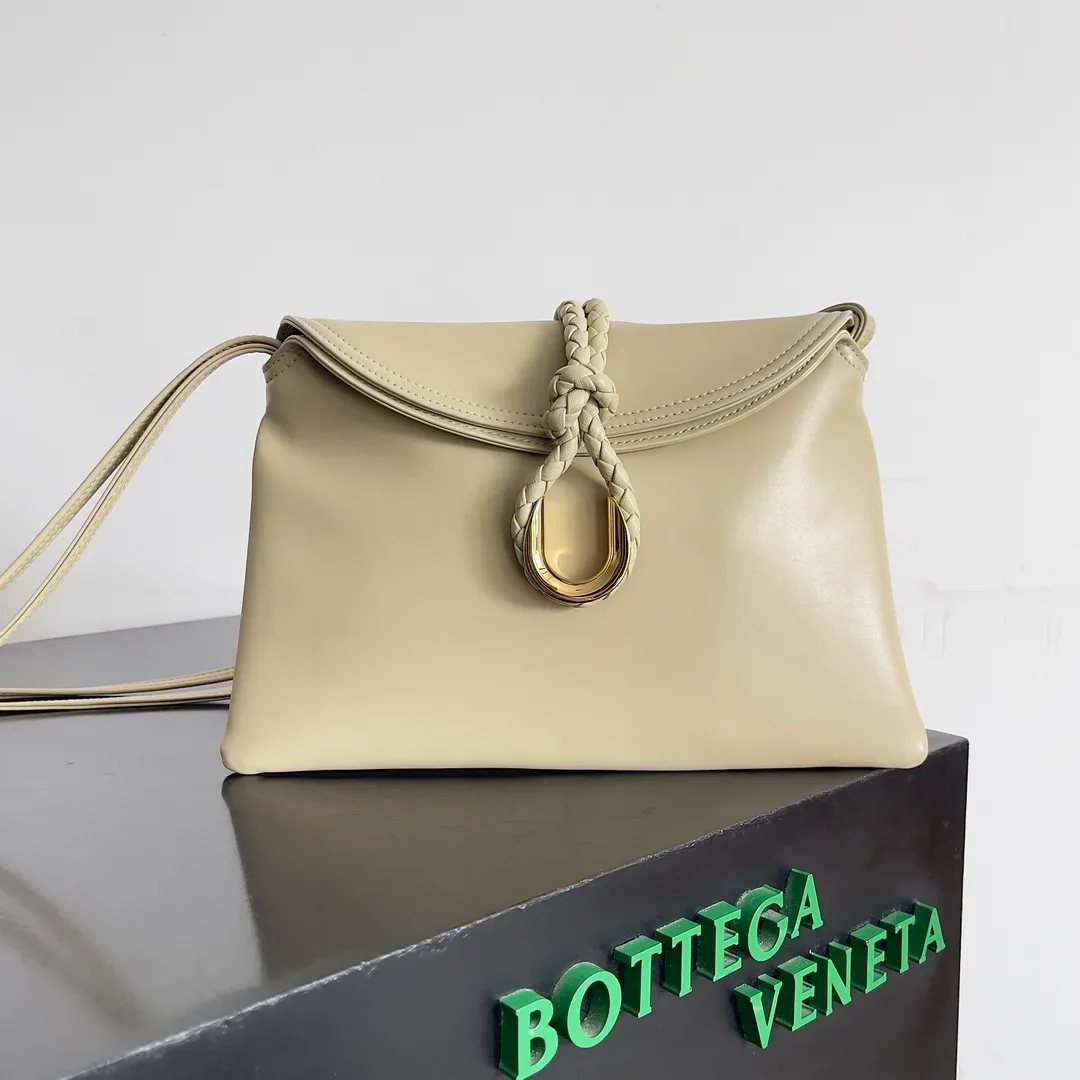 Batch 1520 Inspired by the 1970s, the Bottega Veneta women's logo shoulder bag has a smooth leather surface that brings a clean and handsome feel, just like the neatness and tenacity of a working woman. The front buckle has high-quality hardware pendant body, the overall retro elegance, and the excellent leather feels soft. This Bottega Veneta series can be described as beautiful, weakening the complexity of the outfit, not competing for it, and only using the best quality to interpret itself. Style number: 806030 (small size) Size: 27*16*6cm